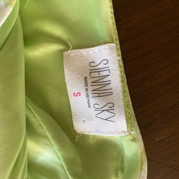 Cute green flower dress - Picture 3 of 5